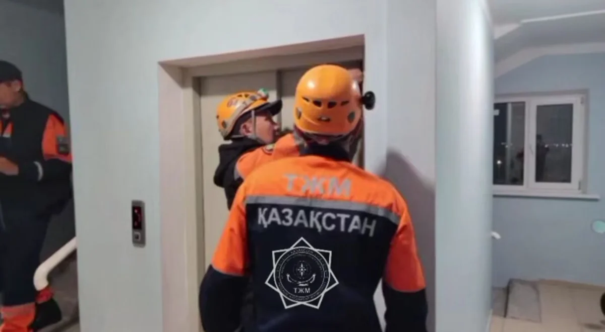 Младенец и пятеро взрослых застряли ночью в лифте в Уральске (ВИДЕО)