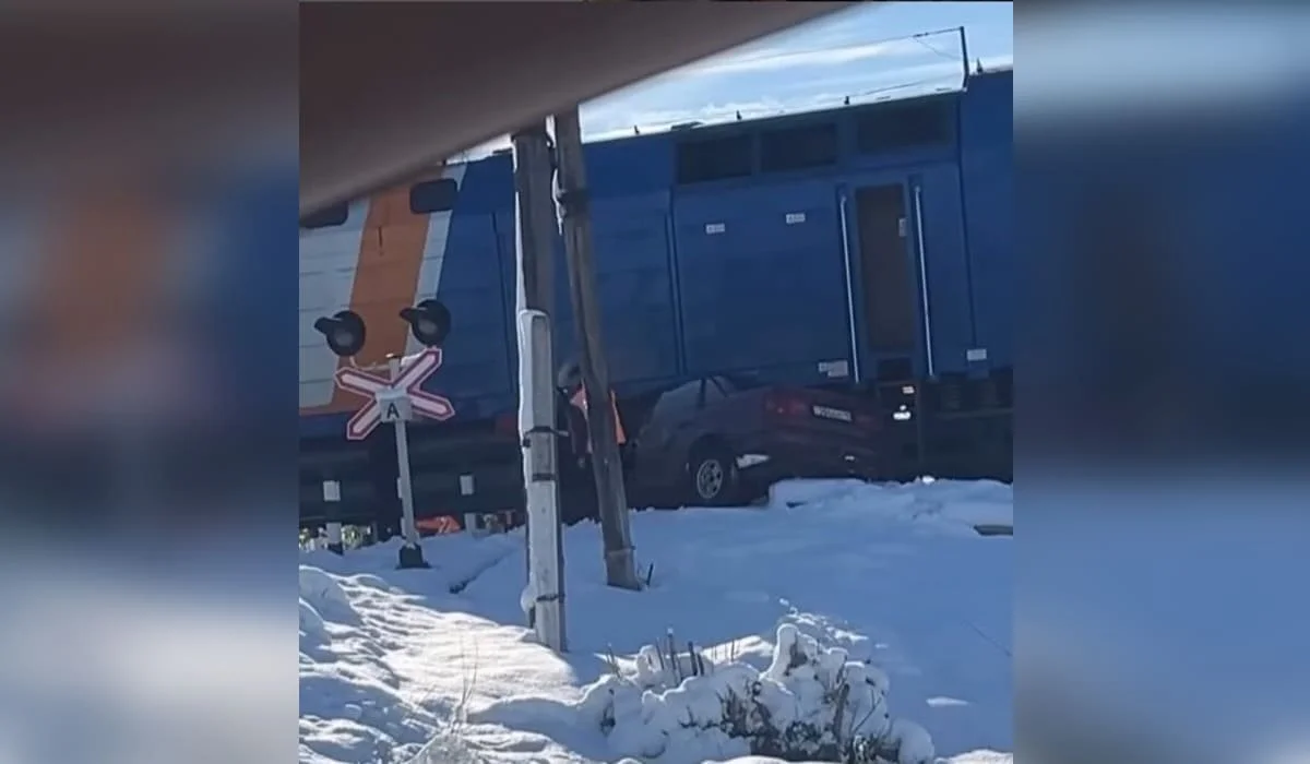 Тепловоз смял автомобиль на железнодорожном переезде в Костанае (ВИДЕО)