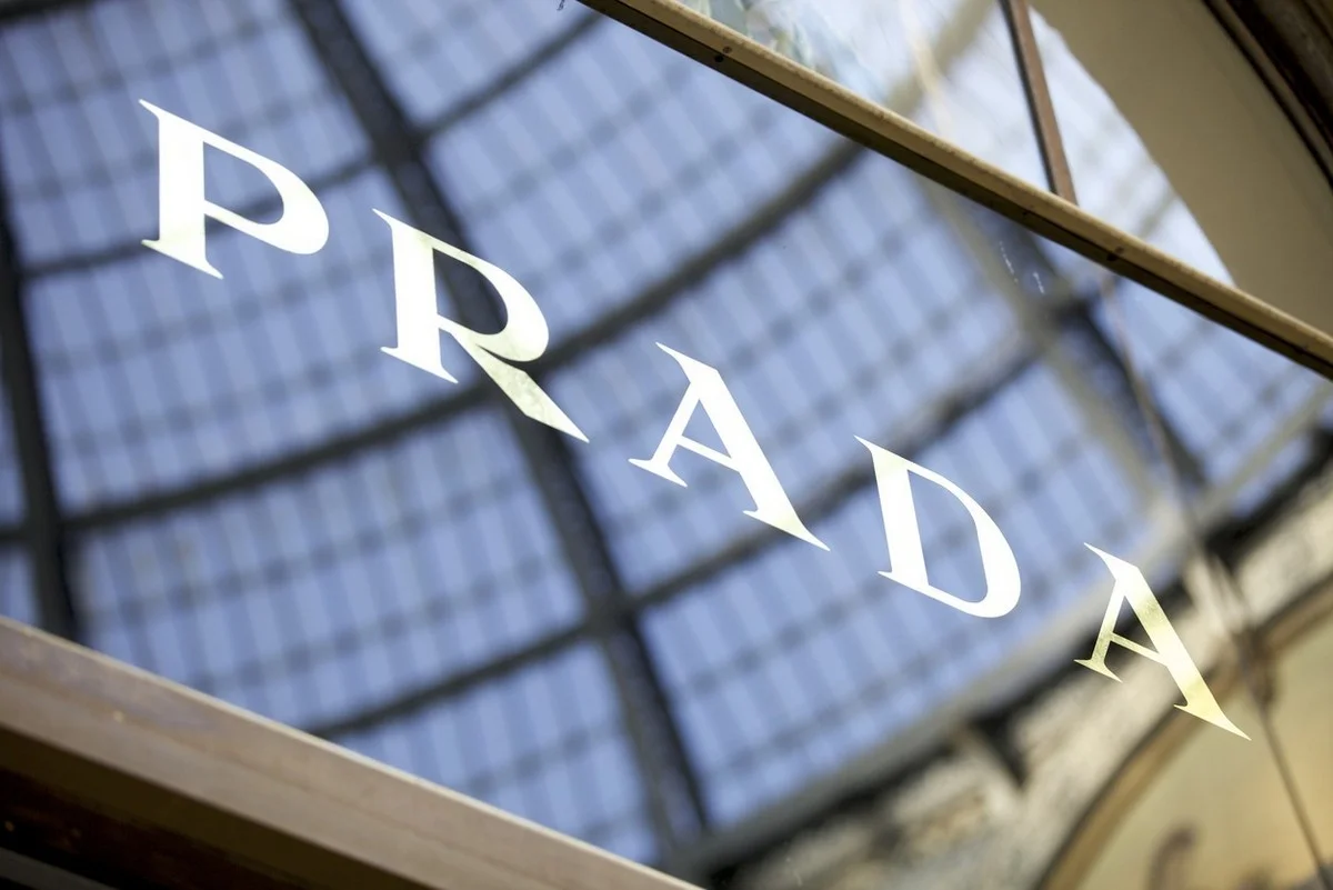 Итальянская компания Prada поглотит Дом моды Versace
