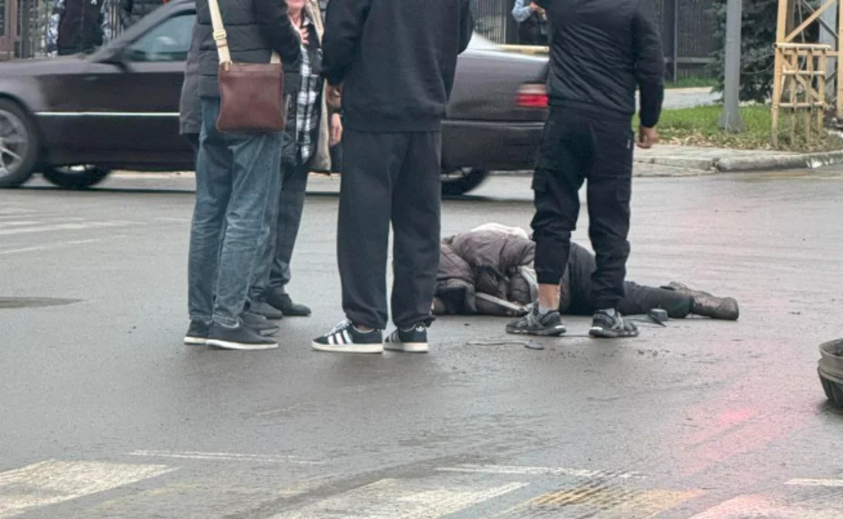 Пожилая женщина выпала из такси прямо под колеса другой машины в Костанае (ВИДЕО)