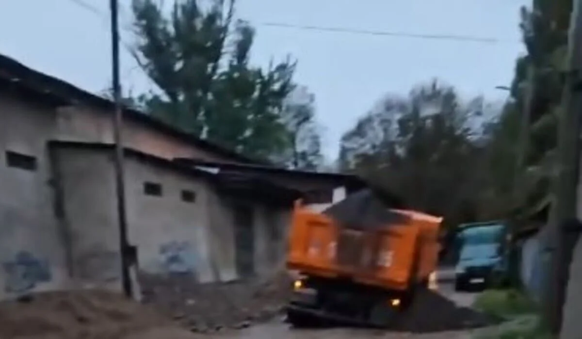 Самосвал провалился под землю во время дорожных работ в Алматы: реакция акимата
