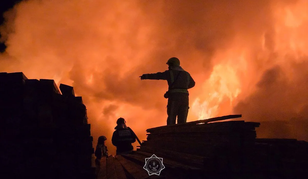 Пожар на древесном рынке тушили ночью в Мангистауской области (ВИДЕО)