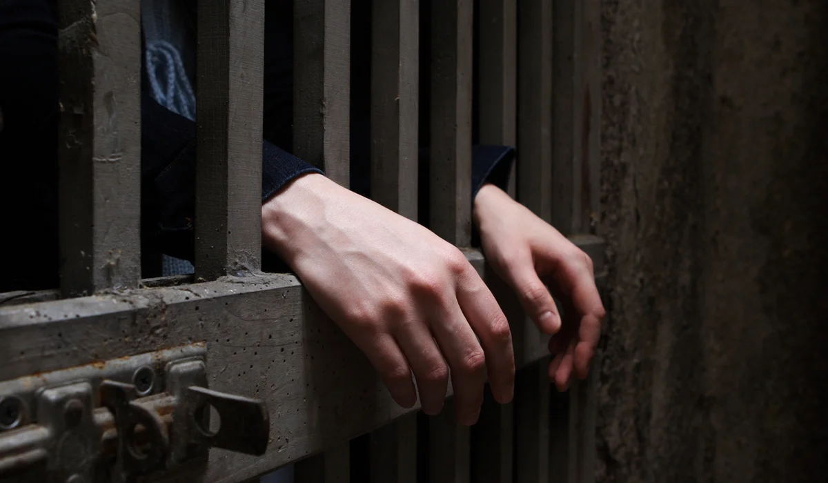 Казахстанца приговорили к двум годам колонии за избиение полицейского