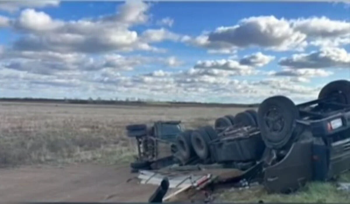 В Павлодарской области опрокинулся КамАЗ: водитель погиб, пассажир в больнице