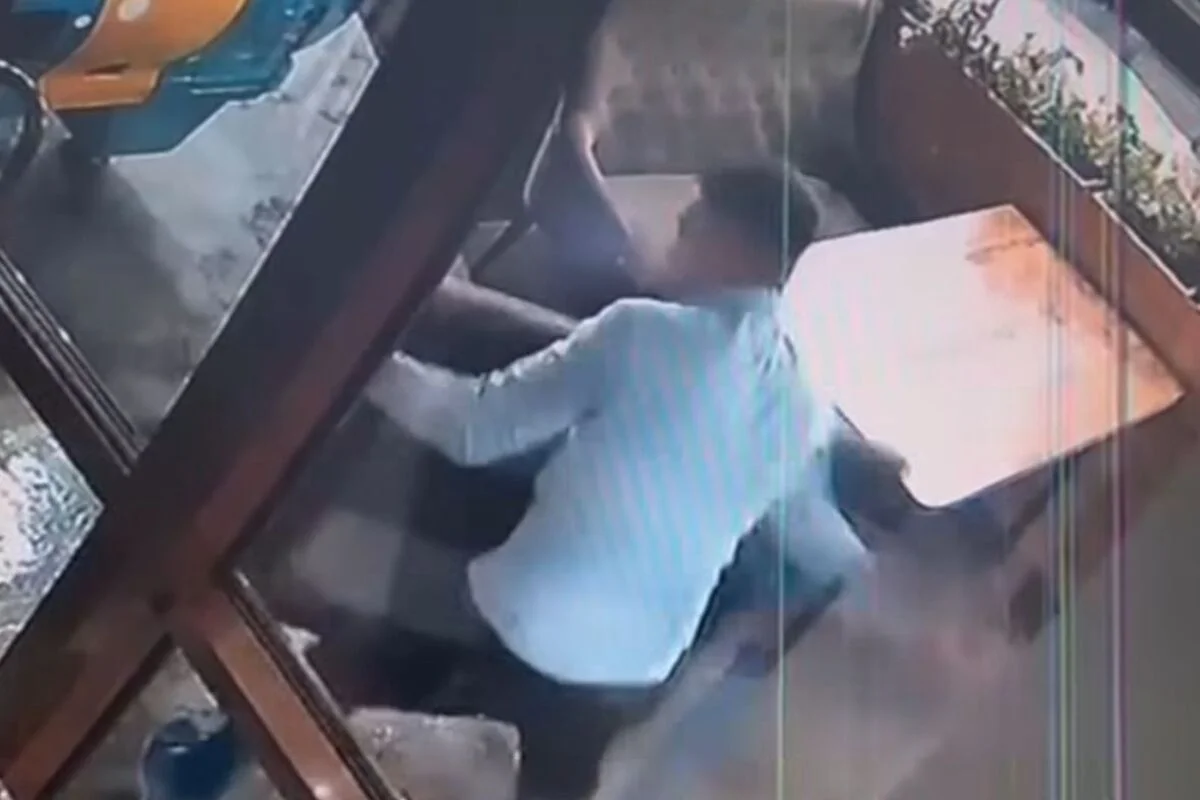 «Разбил аэрохоккей и вырвал щиток»: пьяный мужчина крушил детское кафе в Астане (ВИДЕО)