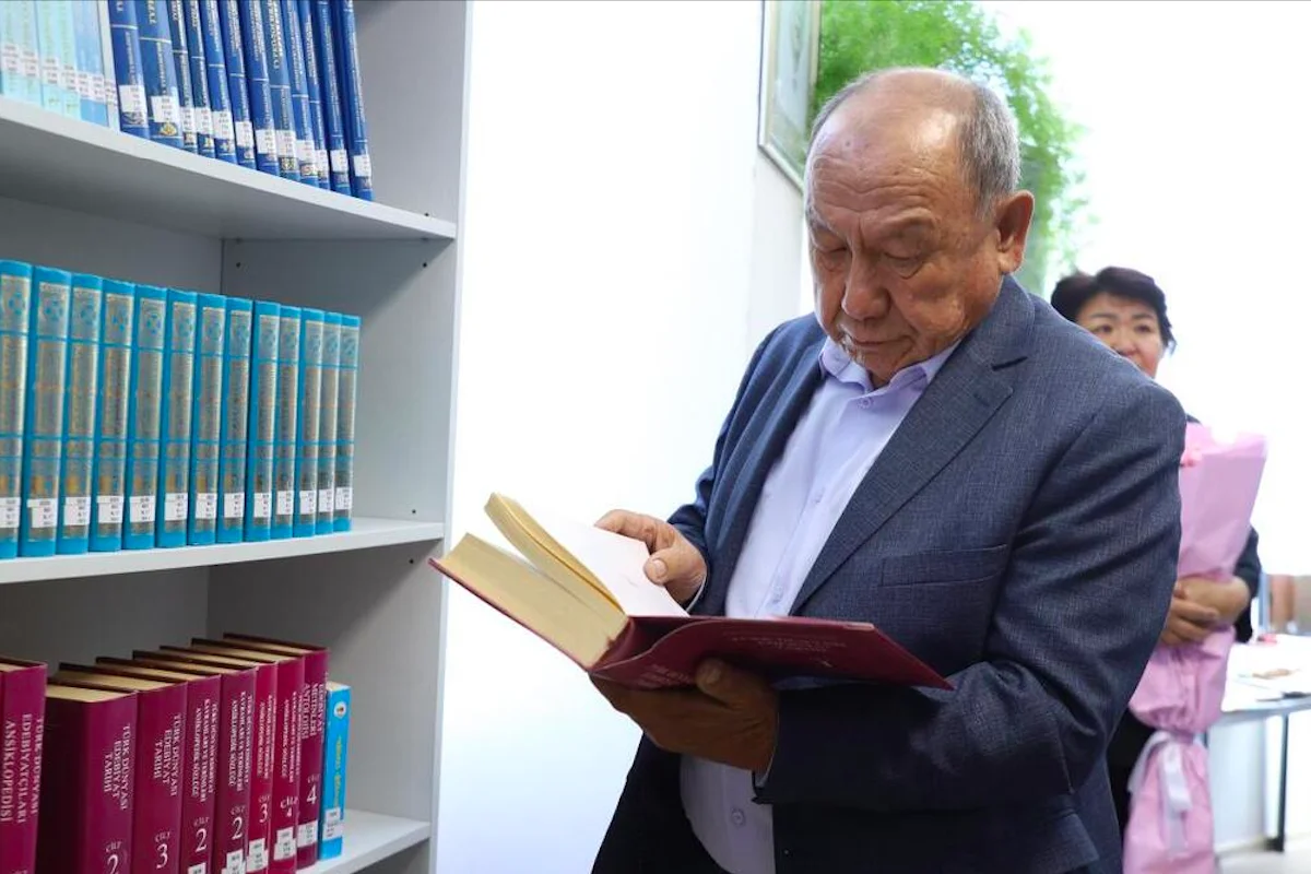 Профессор передал университету имени Ясави 3000 уникальных книг
