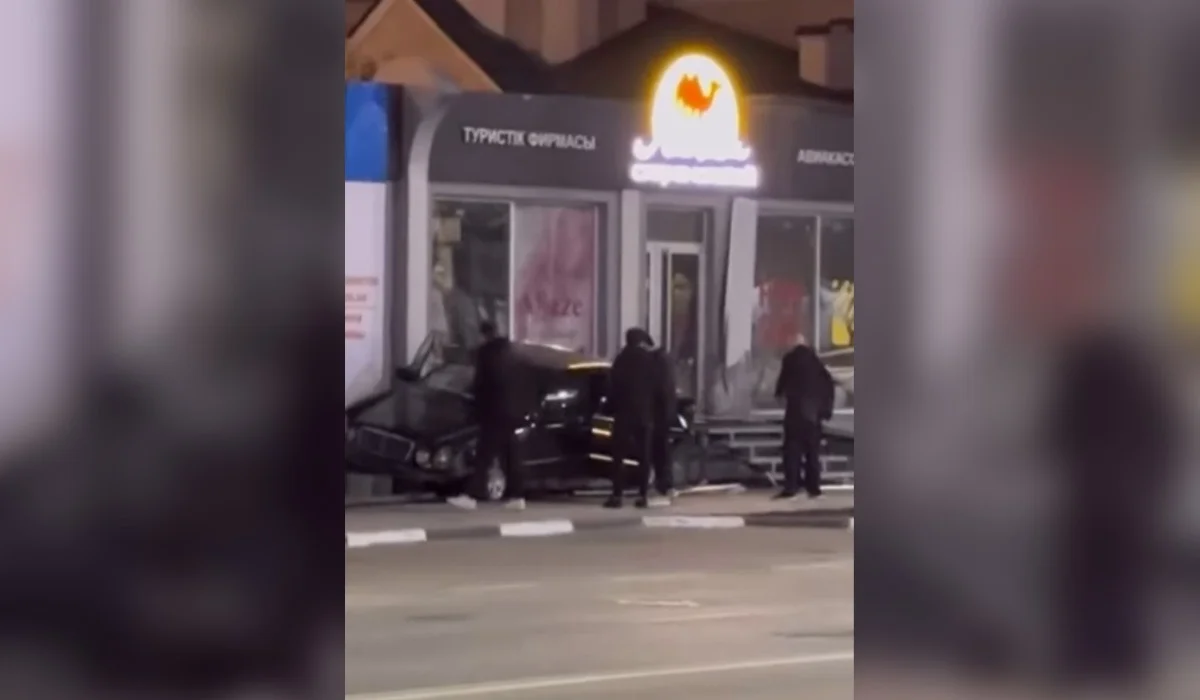 Mercedes въехал в торговый павильон в Костанае (ВИДЕО)