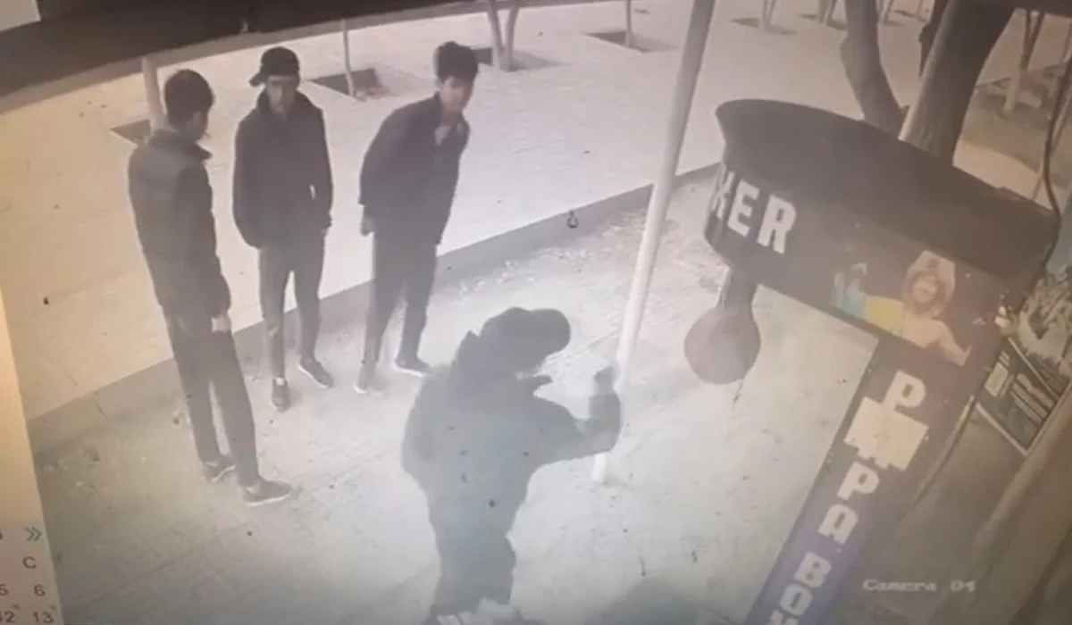 Подростки с ножом изрезали игровой автомат в Атырау (ВИДЕО)