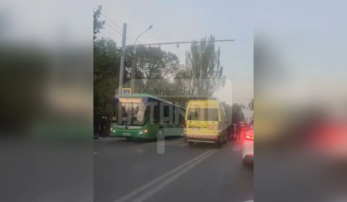 Машина скорой помощи сбила подростка на «зебре» в Алматы (ВИДЕО)