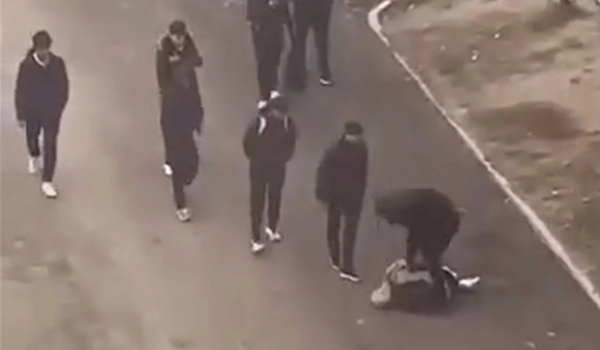 Школьная драка в Астане: один подросток избивает другого, остальные смотрят (ВИДЕО)
