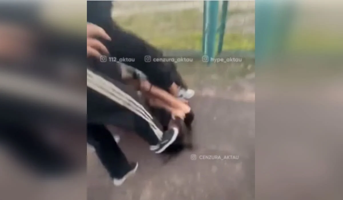 Пинали по голове: жестокую драку школьниц сняли на видео в Мангистау