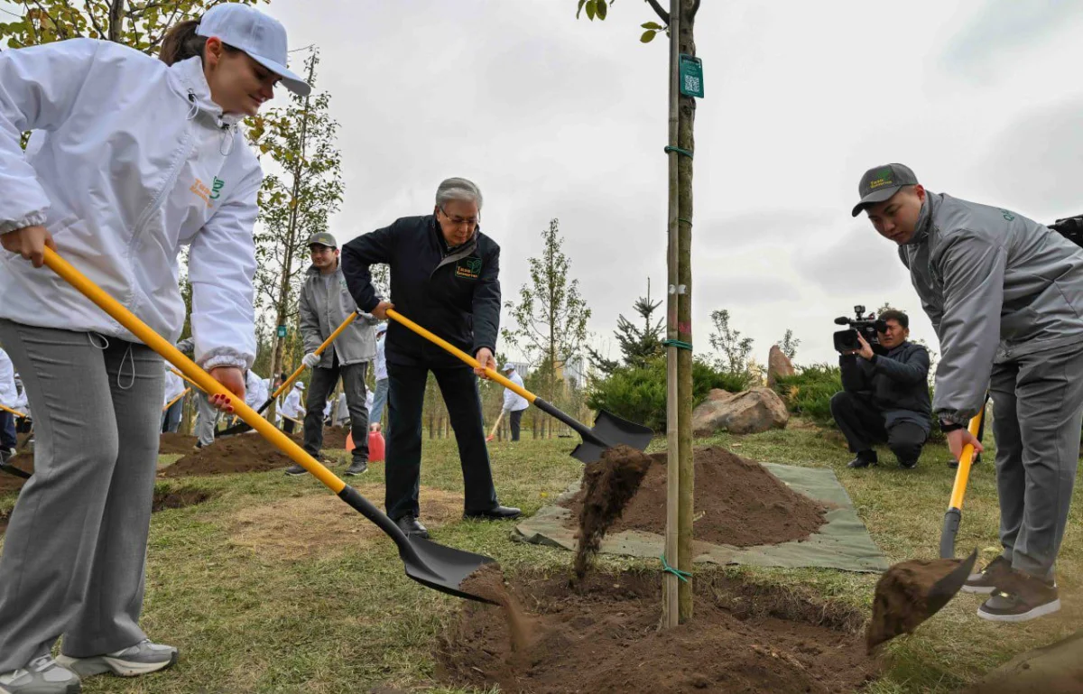 Токаев принял участие в экологической акции «Таза Қазақстан»