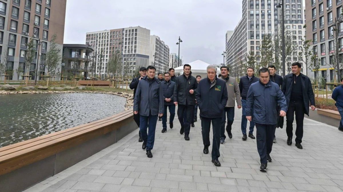 Токаев ознакомился с благоустройством бульвара Greenline в Астане