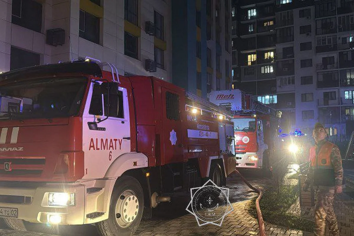 Пожар в 10-этажном ЖК Алматы: жильцов эвакуировали по автолестнице (ВИДЕО)