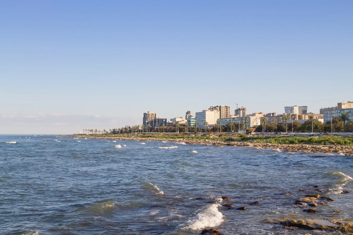 Иск на 94 млн тенге подал бизнесмен за спорный участок у моря в Актау