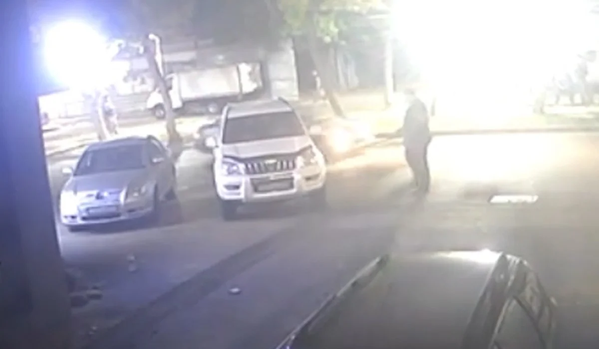 «Сбил нарочно»: водитель наехал на соседа во дворе дома в Алматы (ВИДЕО)