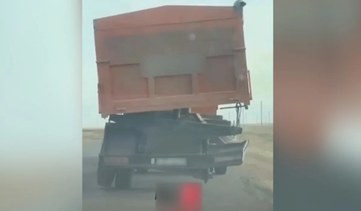 КамАЗ ехал на трех колесах на трассе в Акмолинской области (ВИДЕО)
