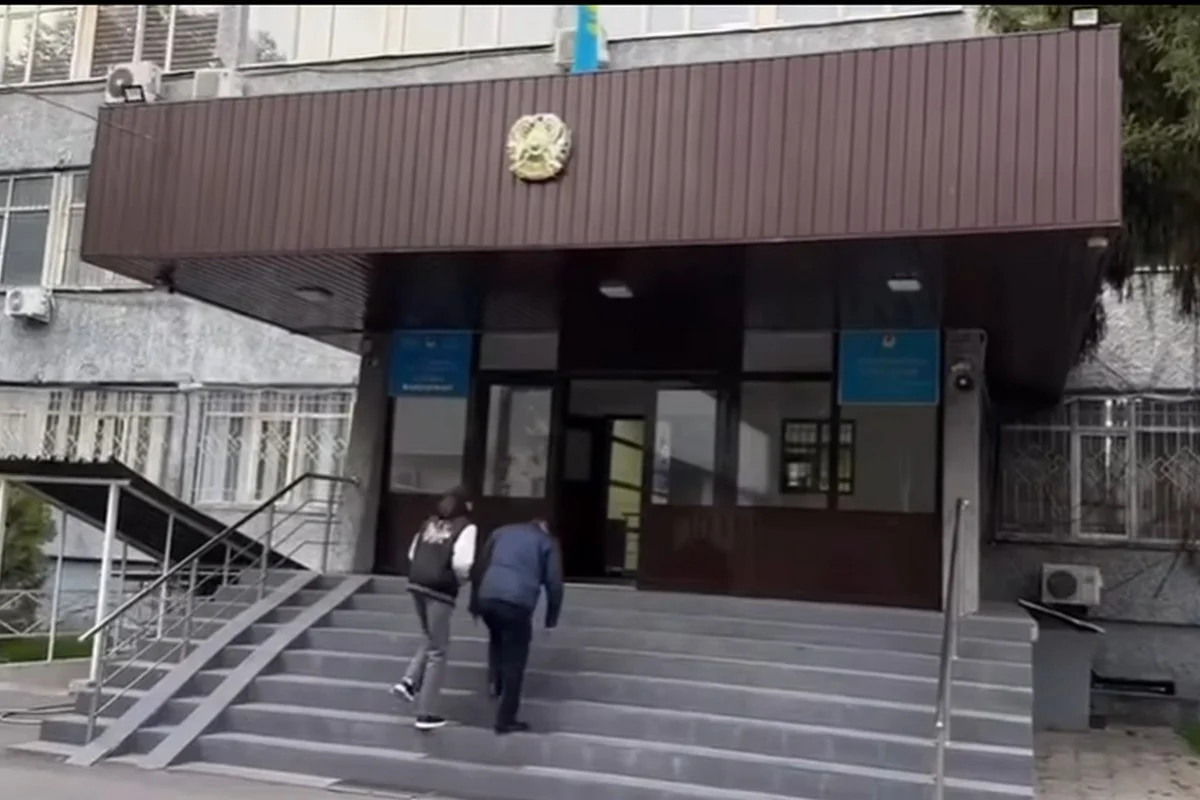 Высмеяла слабослышащего таксиста: полиция Алматы провела беседу с блогершей