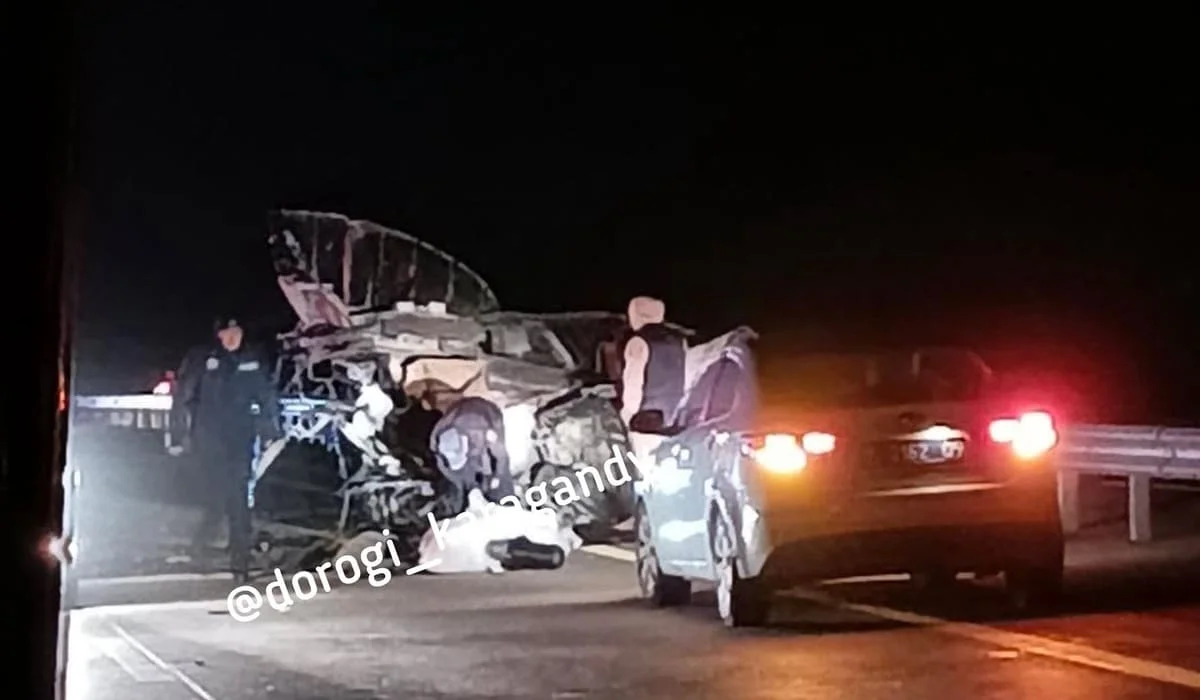 Toyota Estima врезалась в КамАЗ на трассе под Карагандой – водитель погиб (ВИДЕО)