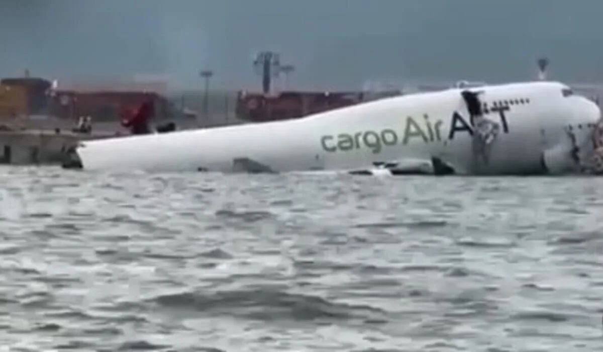 Грузовой Boeing 747 выкатился за пределы полосы и упал в море в Гонконге