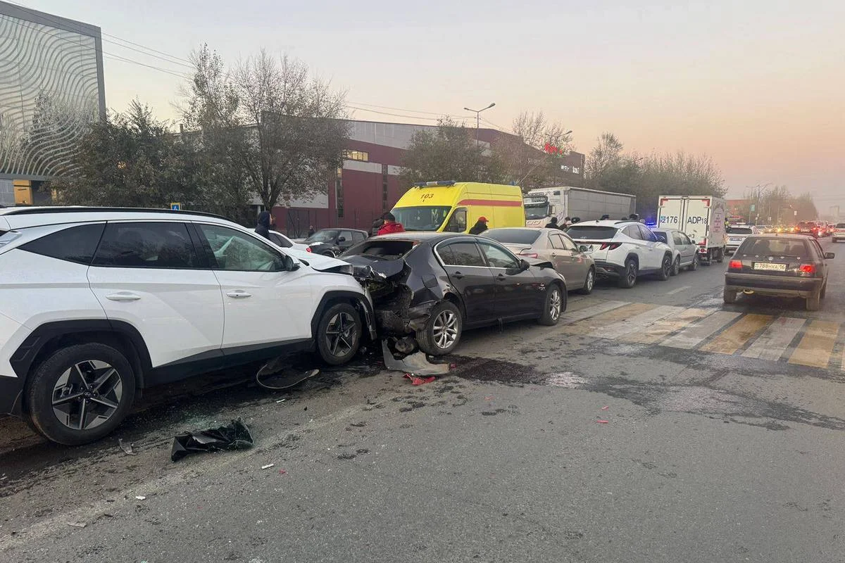 В цепном ДТП пяти автомобилей в Семее пострадали два человека