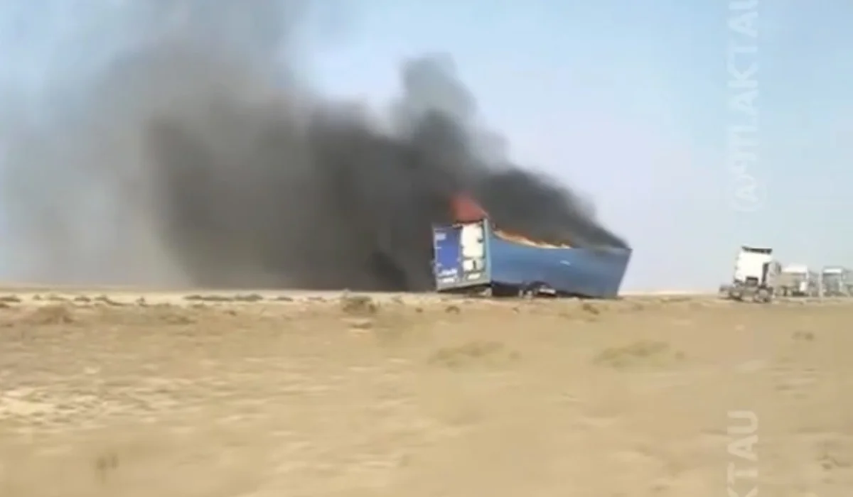 Фура с бутилированной водой сгорела на трассе в Мангистау (ВИДЕО)