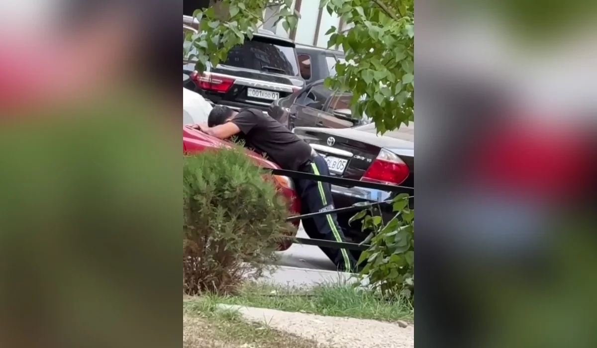 В сети появилось видео с шатающимся «полицейским» в Алматы