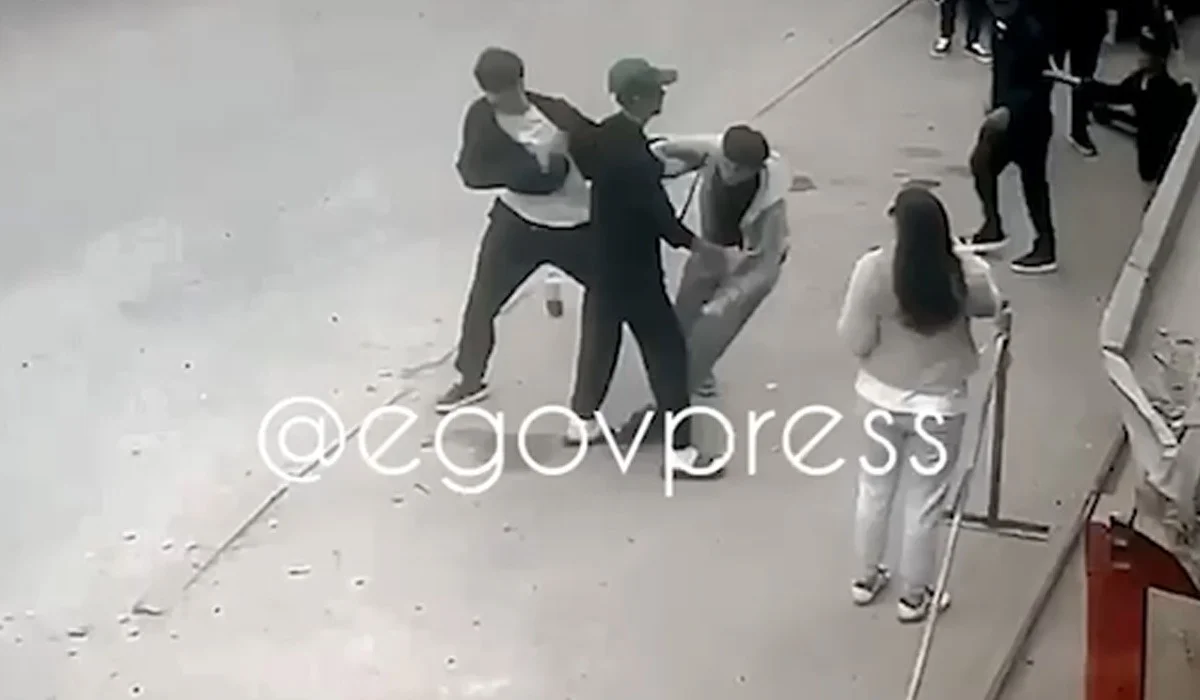 «Скрытно и неожиданно»: прохожий исподтишка напал на мужчину в Алматы (ВИДЕО)