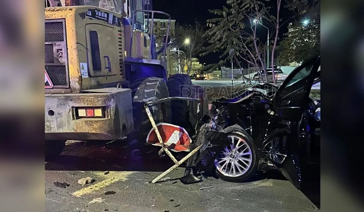 Видео жуткого столкновения Camry с погрузчиком в Актау появилось в сети
