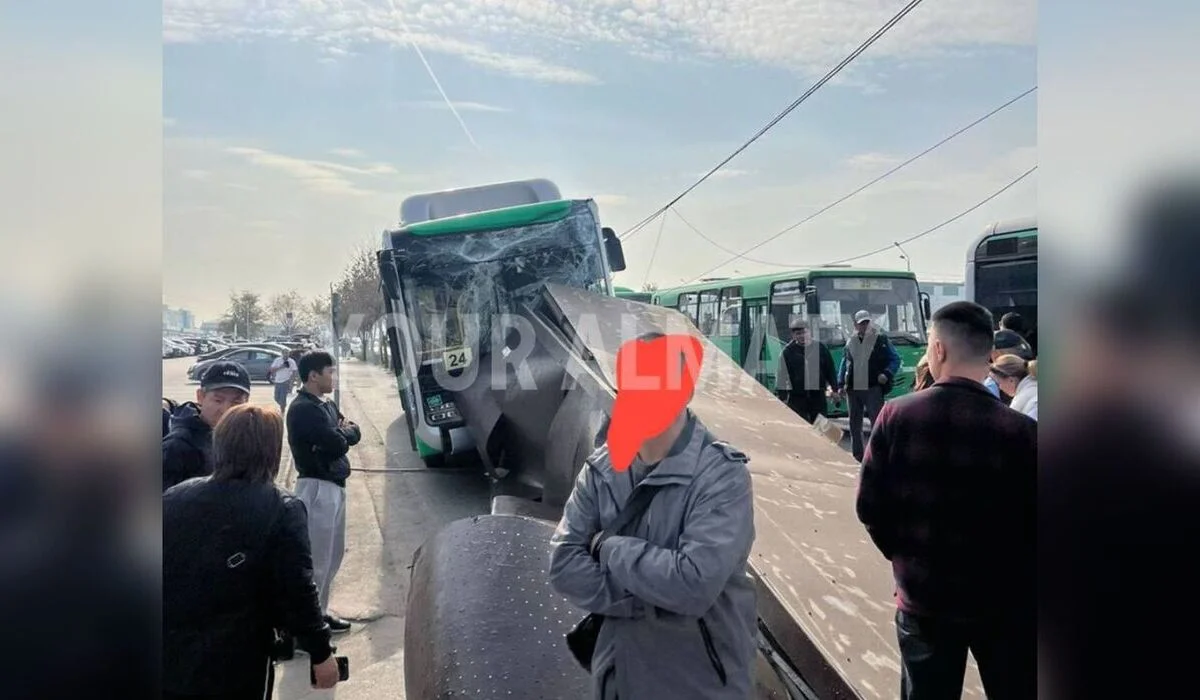 Автобус протаранил остановку в Алматы: есть пострадавшие (ВИДЕО)