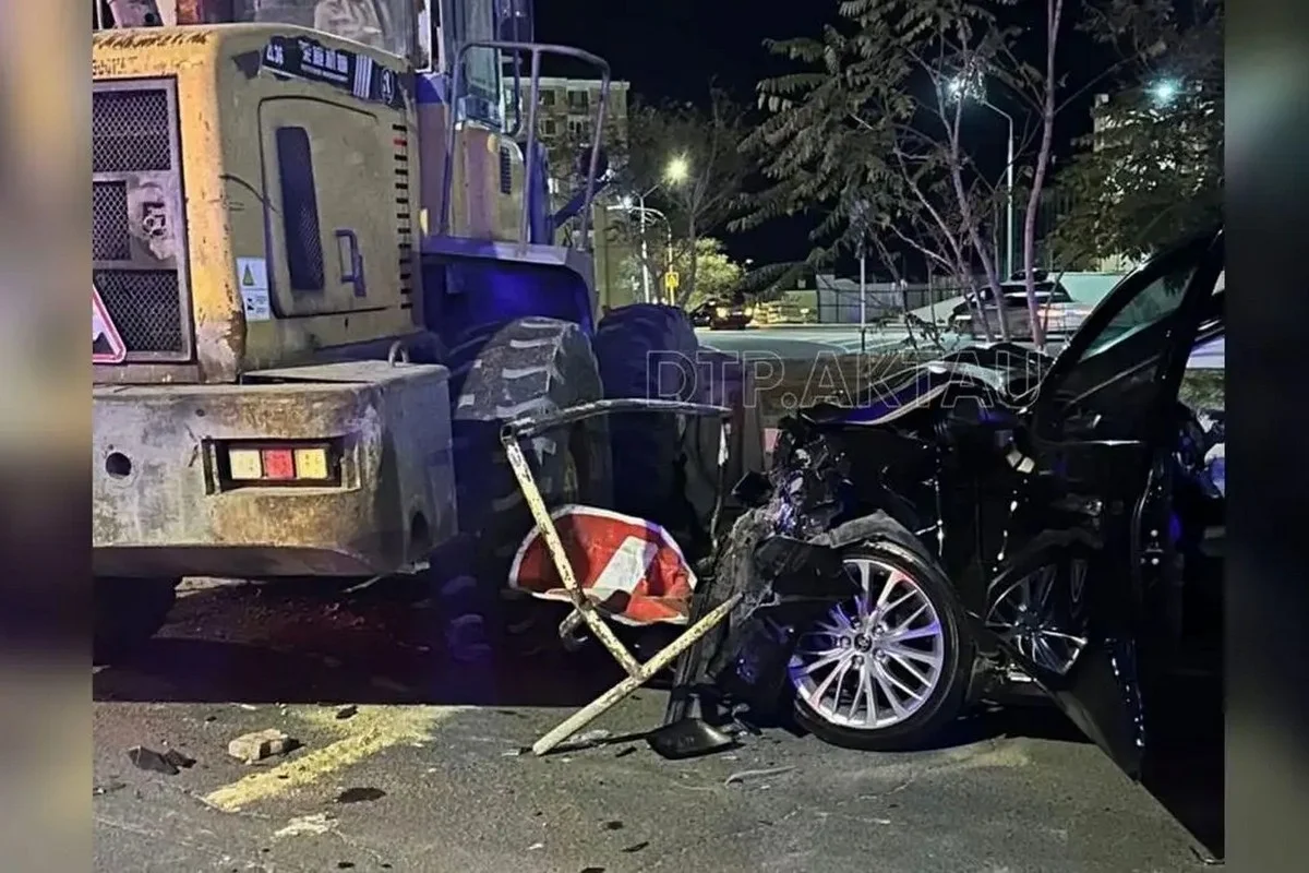 Camry столкнулась с погрузчиком в Актау: в ДТП погиб сотрудник полиции