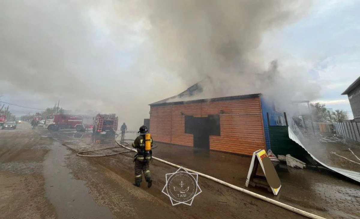 Крупный пожар в кафе потушили спасатели в ЗКО