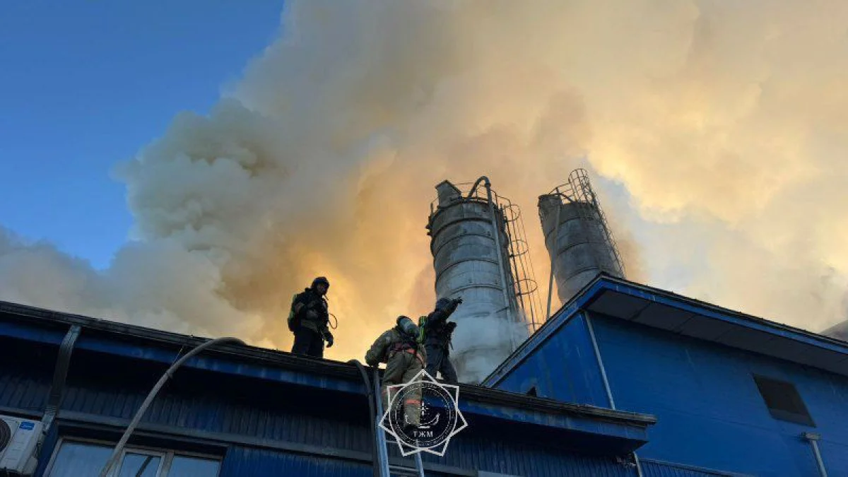 Крупный пожар на цехе по производству газоблоков потушили в Астане (ВИДЕО)