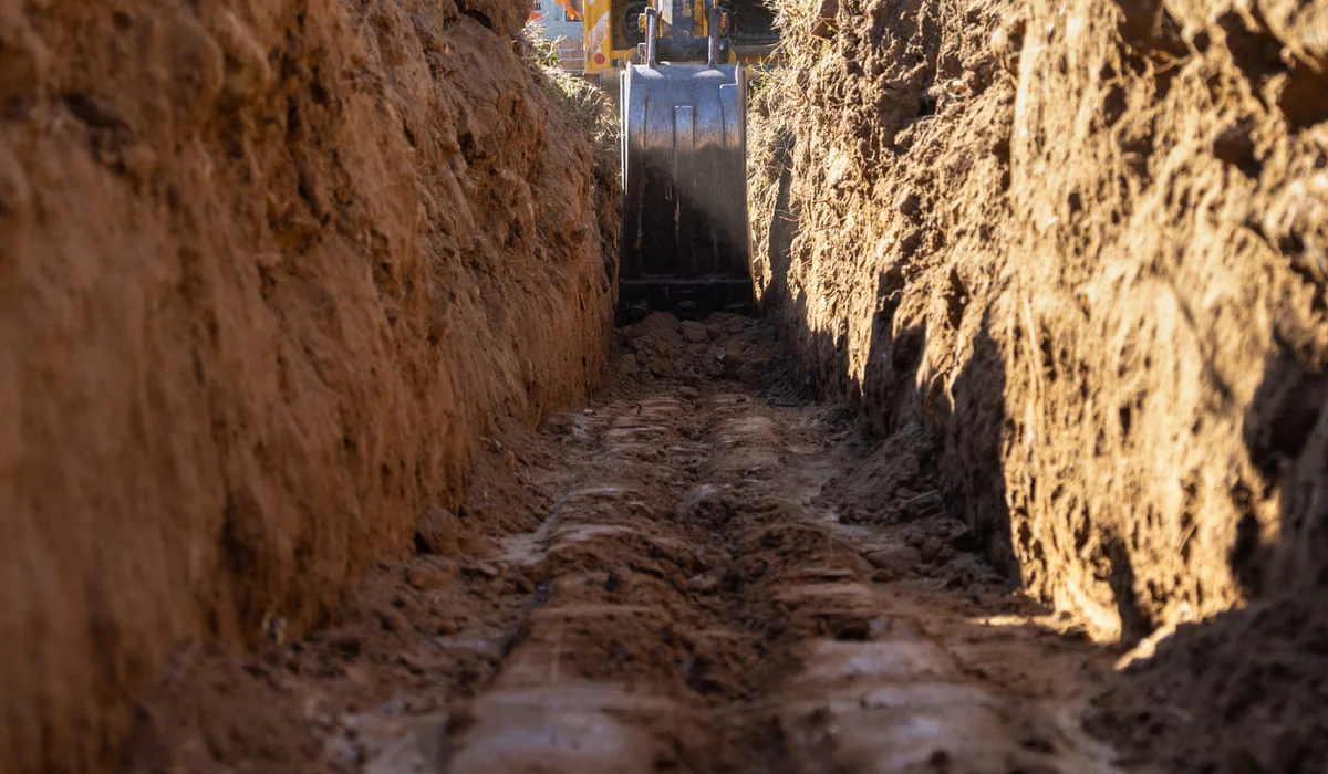 Ребенок и BMW упали в яму из-за ремонта теплотрассы в Павлодарской области (ВИДЕО)