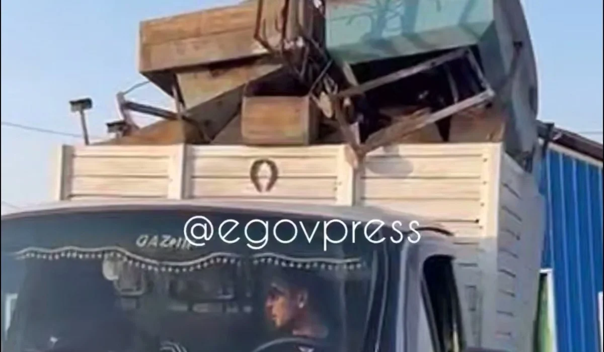 «Грузят с могил металл»: казахстанка сняла, как с кладбища вывозят оградки (ВИДЕО)