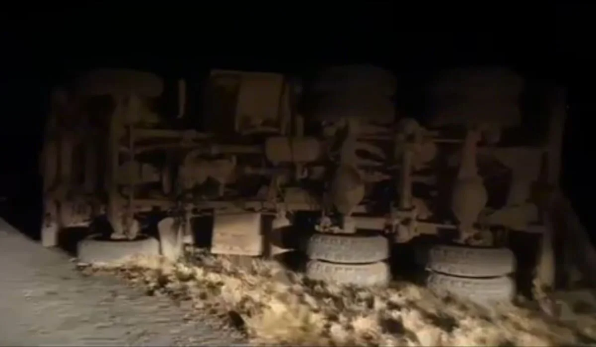 Нетрезвый водитель опрокинул КамАЗ на трассе в Павлодарской области (ВИДЕО)