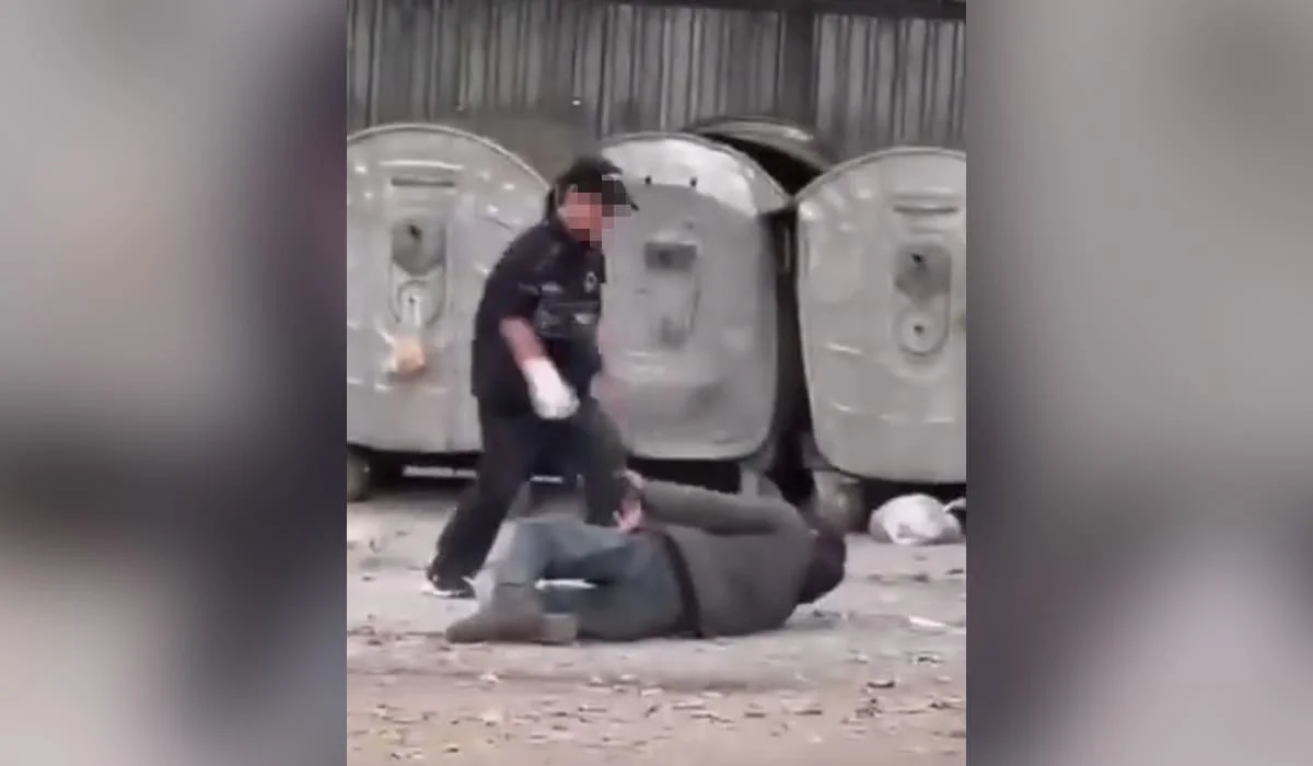 Подросток отпинал лежащего на земле бездомного в Алматы