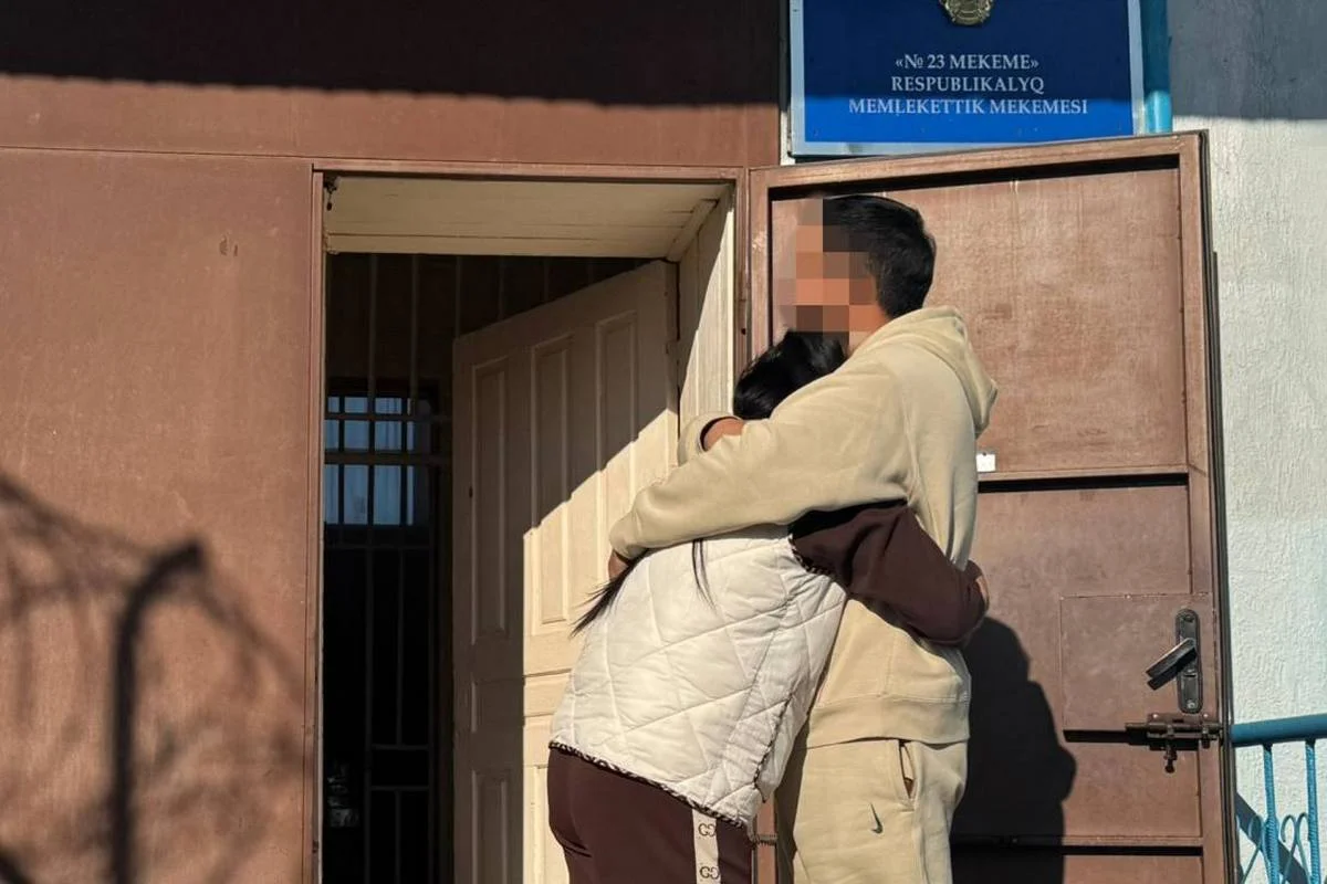 Муж встретил у ворот колонии отсидевшую три года жену в области Абай