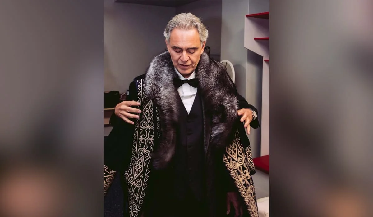 Легендарный Андреа Бочелли примерил казахский шапан