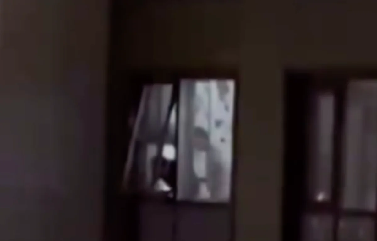 «Могут убить человека»: подростки швыряли с 12-го этажа пакеты с водой в Астане (ВИДЕО)