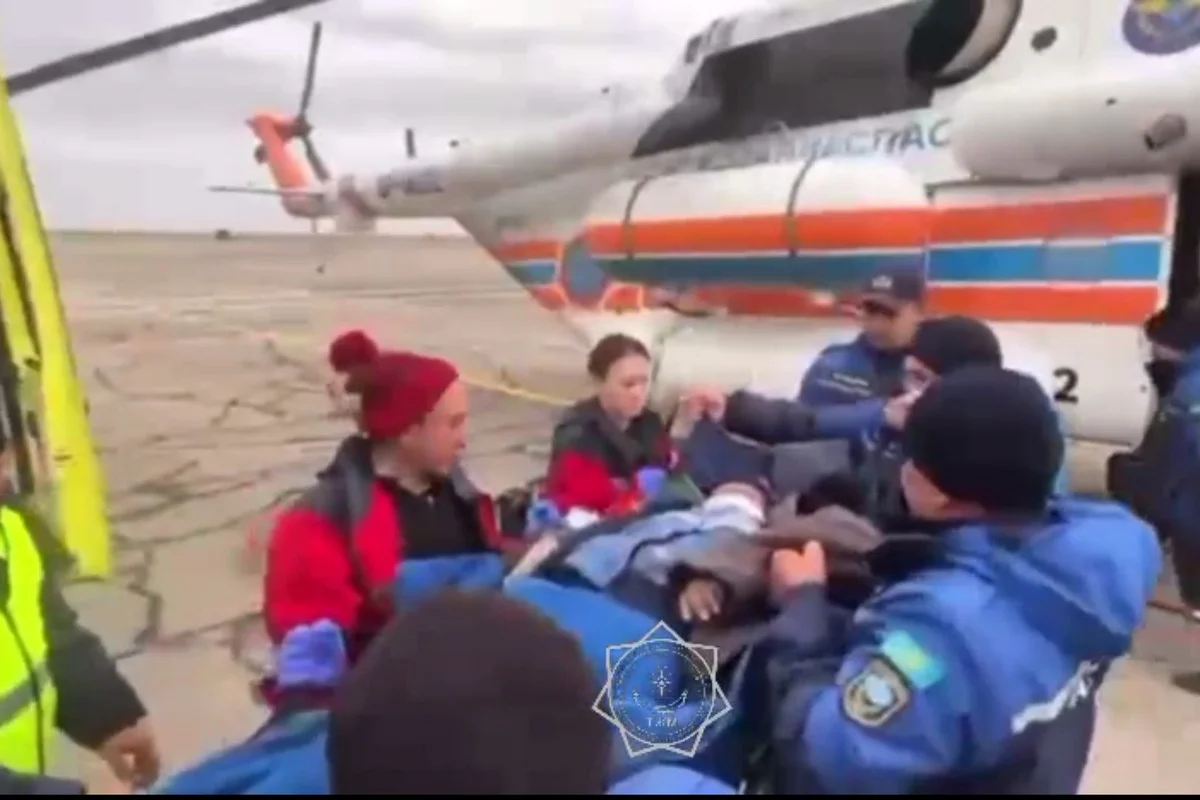 Пропавшего пастуха нашли в степи и вертолетом МЧС доставили в больницу Жезказгана