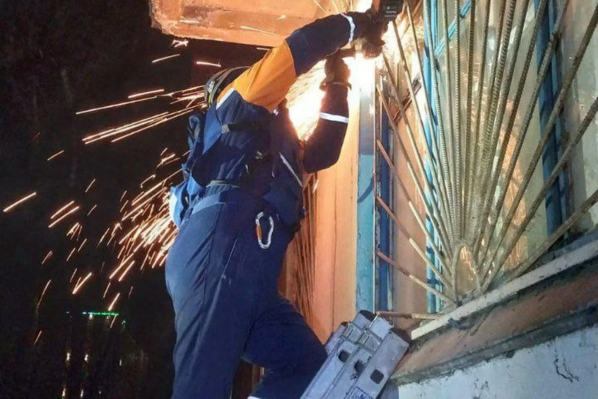 Запертого в квартире двухлетнего малыша освободили спасатели в Семее