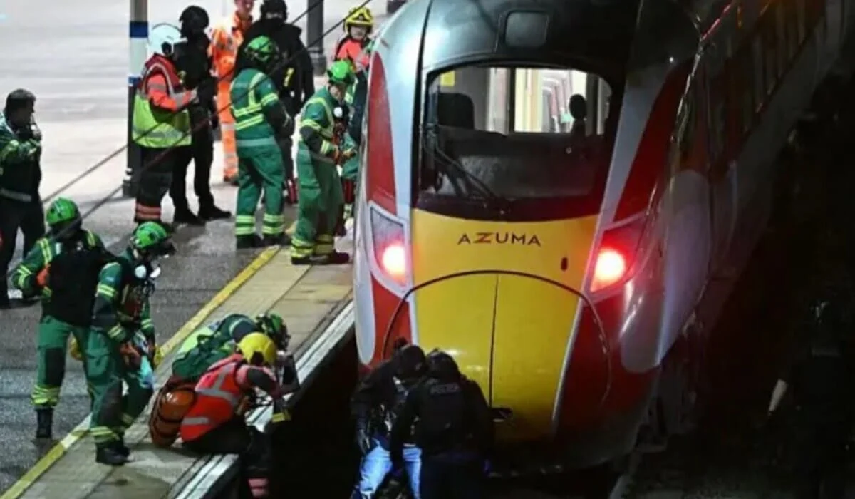 Нападение с ножом произошло в поезде в Англии: 11 пострадавших, один – в критическом состоянии