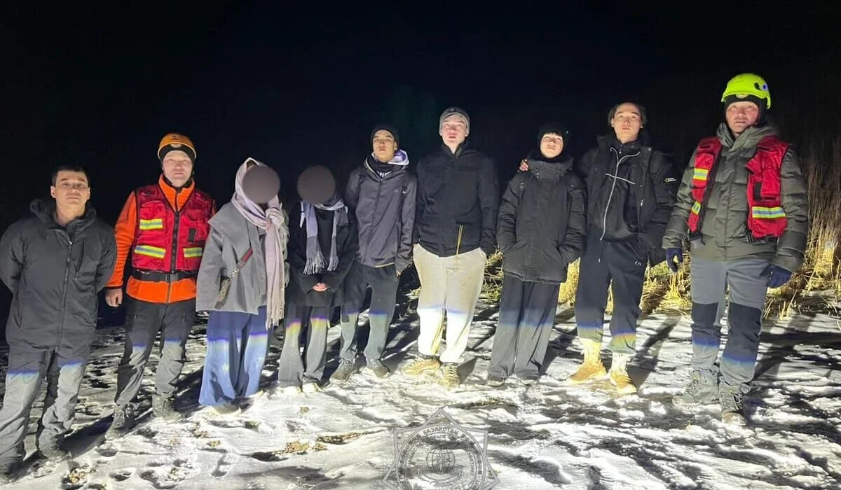 Пять часов в темноте и снегу: спасатели сняли шестерых туристов с горного пика в Алматы