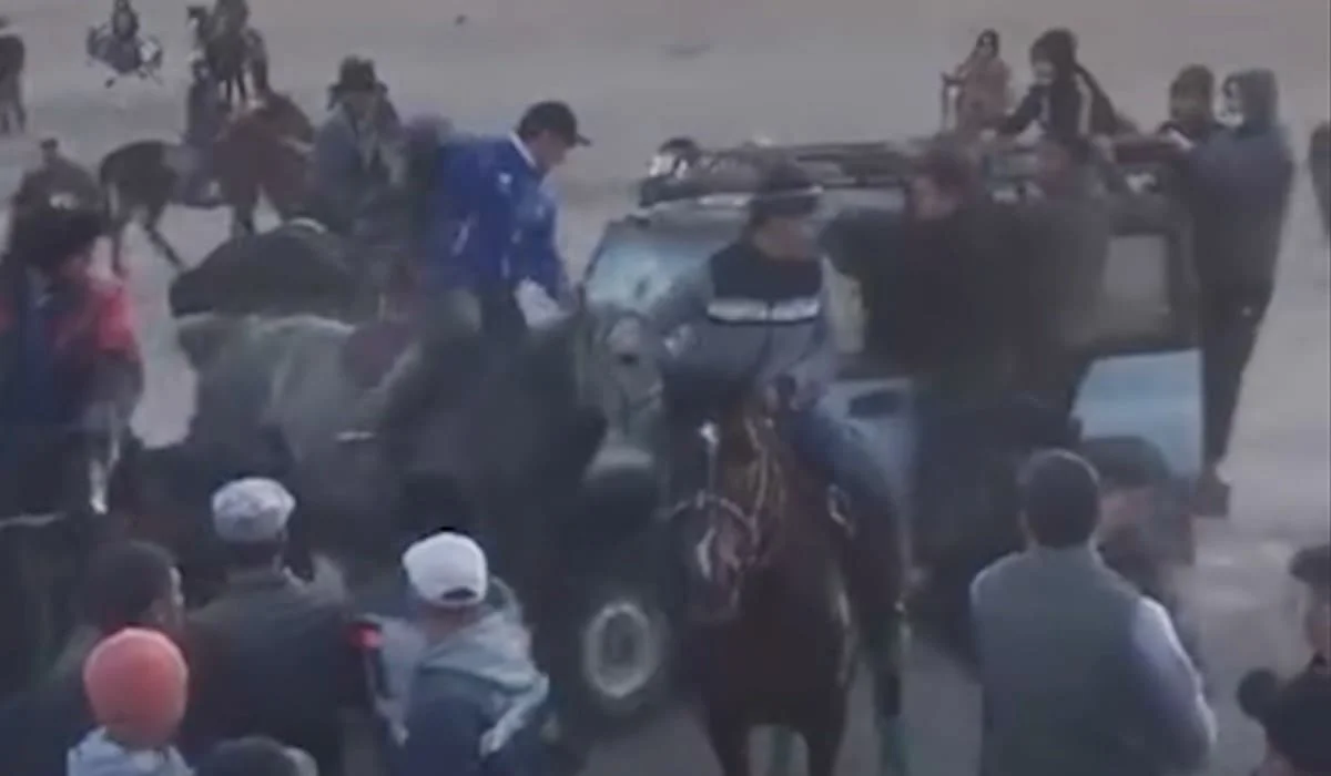 Во время кокпара в Кызылординской области автомобиль сбил лошадей (ВИДЕО)