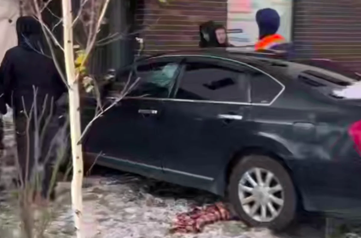 Легковушка протаранила здание жилого комплекса в Астане (ВИДЕО)