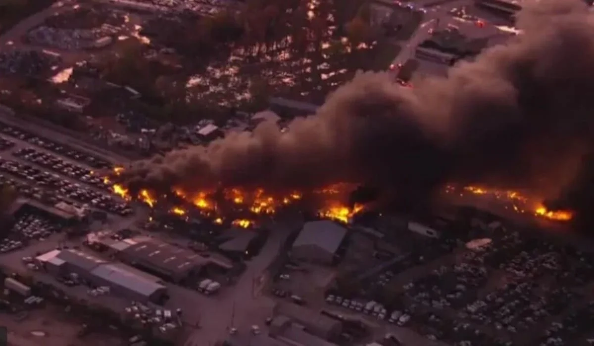 Грузовой самолет разбился в США: известно о семи погибших, число жертв растет (ВИДЕО)