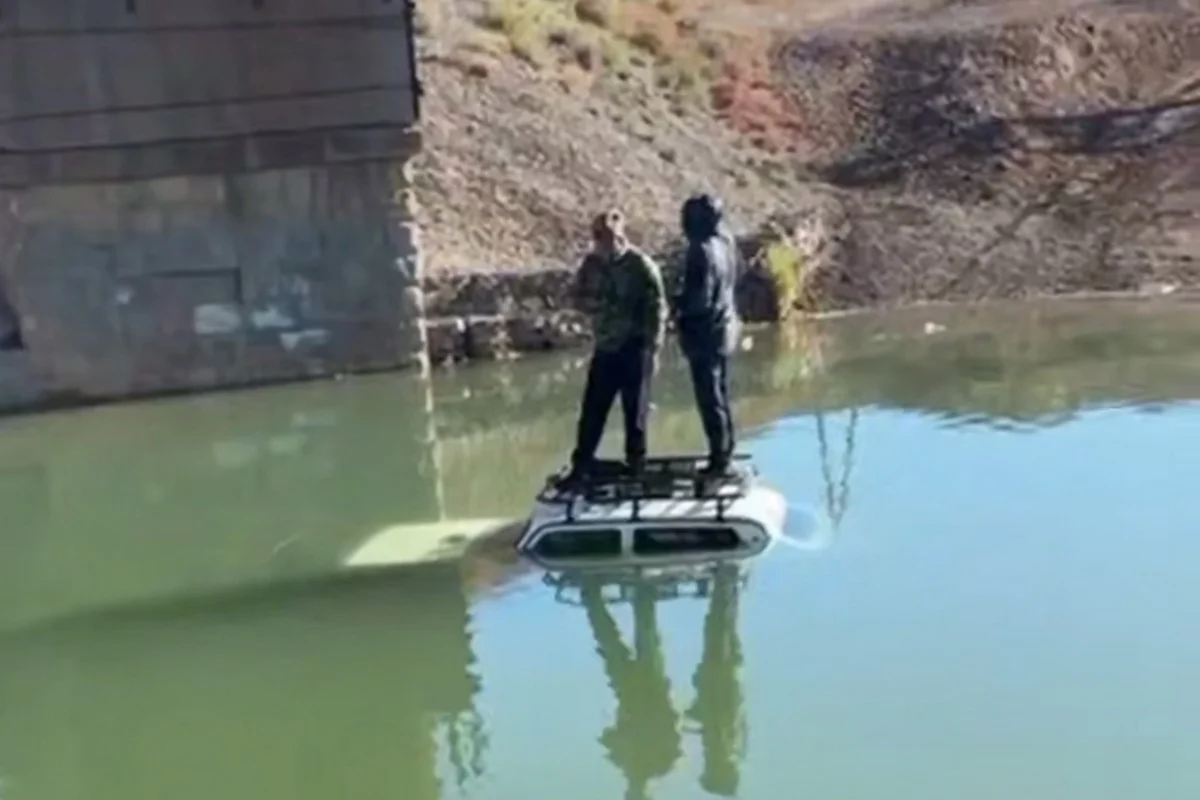 Двух мужчин с крыши утонувшего авто сняли спасатели в Туркестанской области