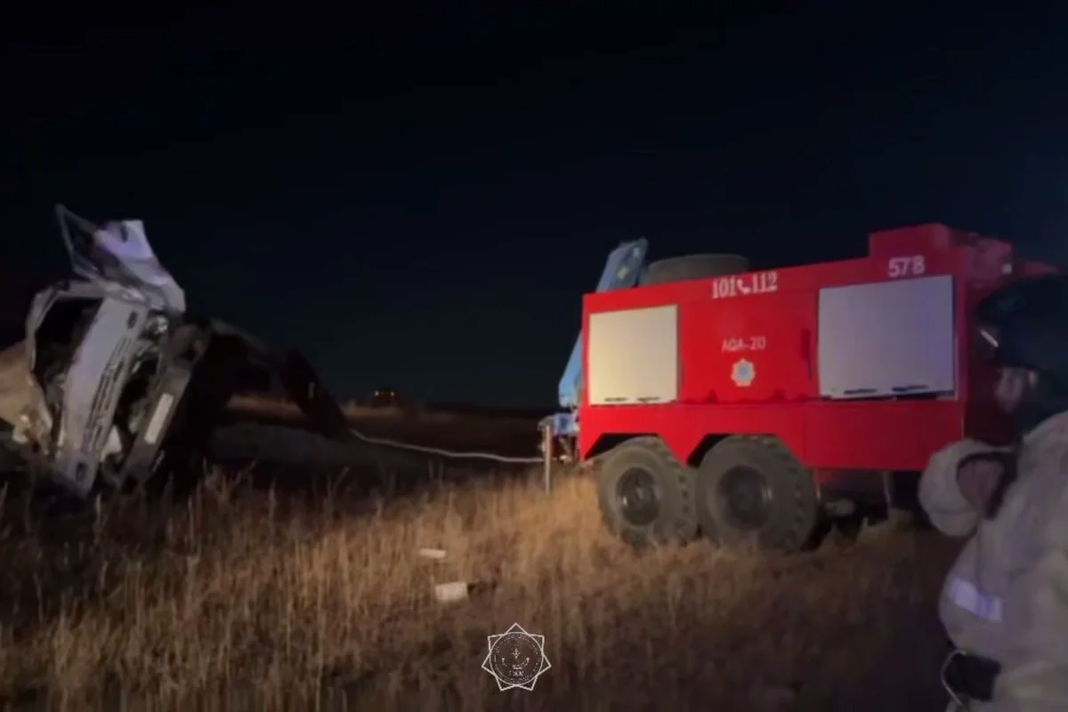 КамАЗ перевернулся в Актюбинской области, спасатели предотвратили утечку топлива