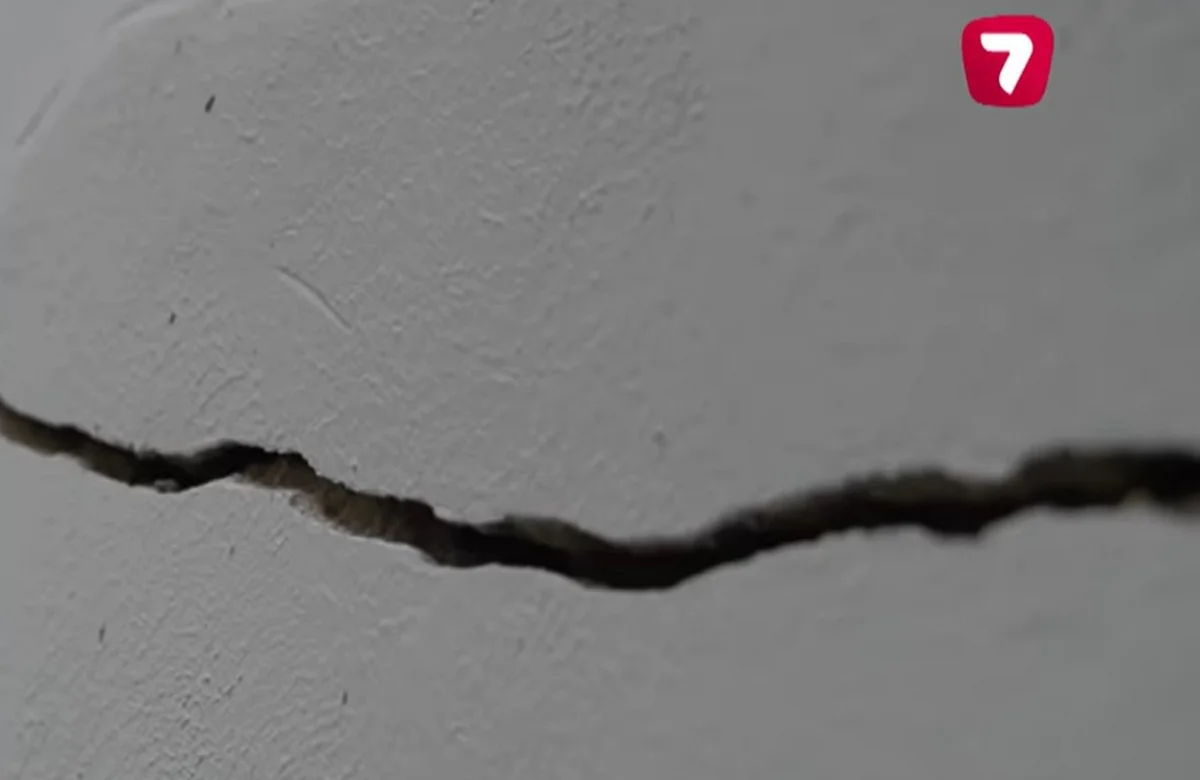 Сельская школа пошла трещинами через два года после открытия в ЗКО